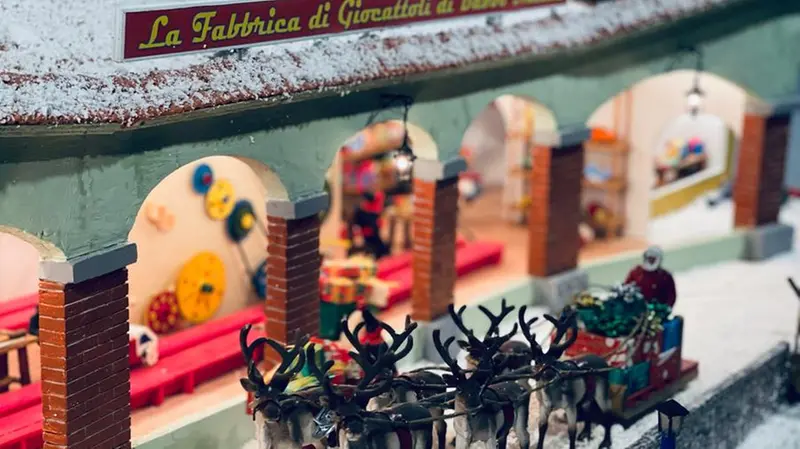 A Manerba: nel presepe c'è anche Babbo Natale con la sua fabbrica