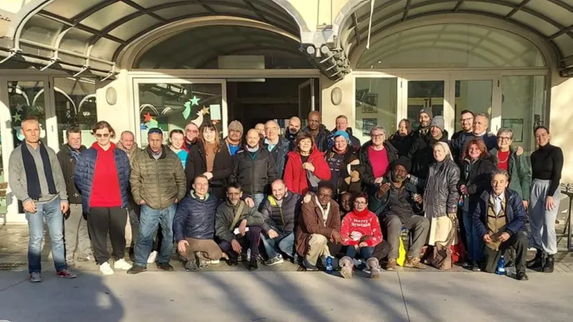 Foto di gruppo per ospiti e volontari