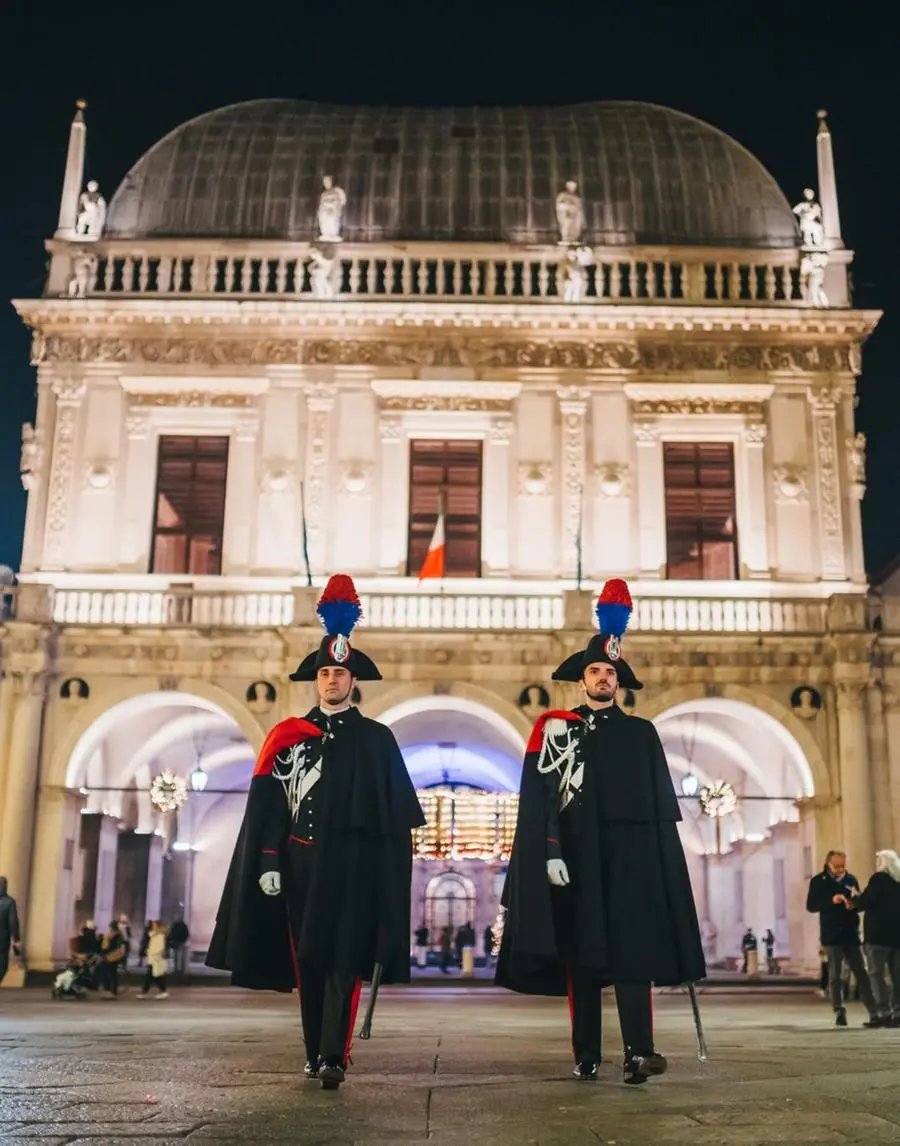Le pattuglie di Carabinieri che indossano la «Grande uniforme storica»