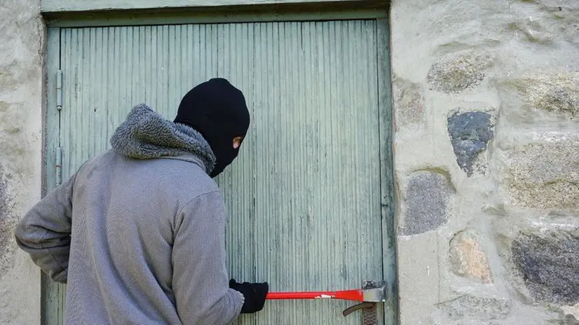 Nel mirino la porta di un negozio di elettronica