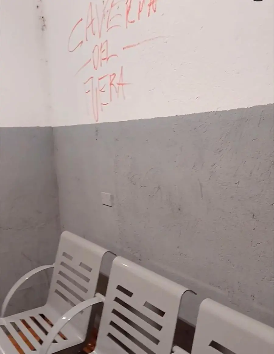 Scritte sui muri e sul tabellone alla stazione di Manerbio