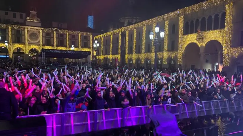Il pubblico in piazza Loggia per il concerto di Capodanno di Mr. Rain
