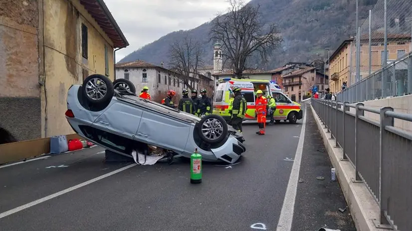 L'auto ribaltata della coppia di turisti a Lavenone