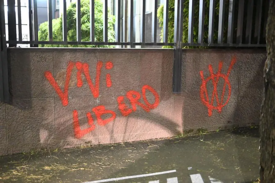 Scritte no vax sui muri della sede del Giornale di Brescia in via Solferino
