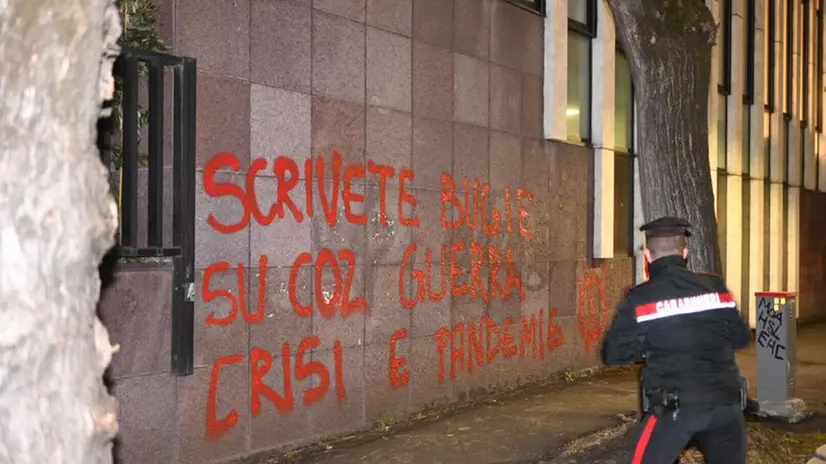 Scritte no vax sui muri della sede del Giornale di Brescia in via Solferino