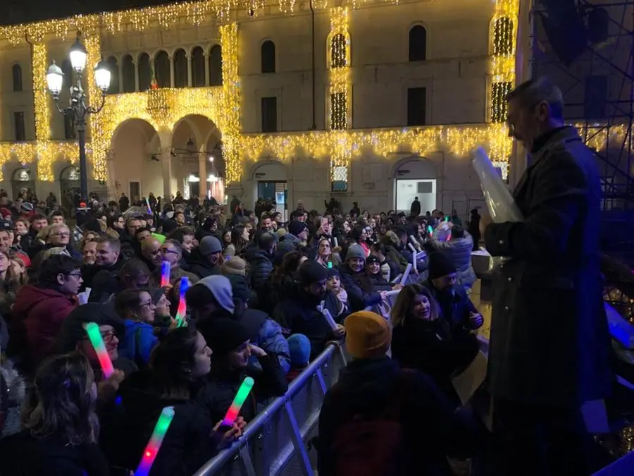 Il pubblico in piazza Loggia per il concerto di Capodanno di Mr. Rain