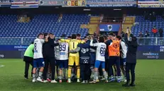 La gioia dei giocatori della FeralpiSalò dopo il fischio finale - Foto NewReporter/Comincini © www.giornaledibrescia.it