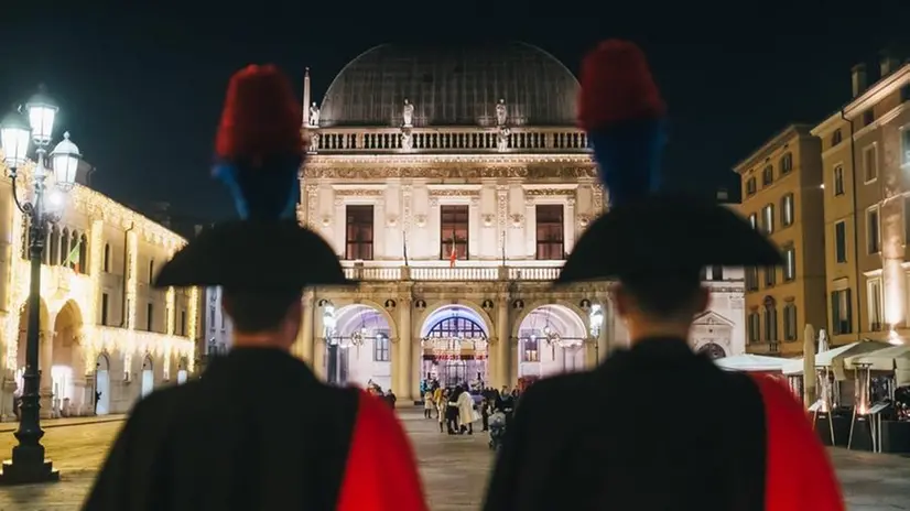 Le pattuglie di Carabinieri che indossano la «Grande uniforme storica»