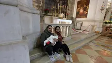 La giovane coppia con il neonato in Duomo a Brescia - Foto Marco Ortogni/Neg © www.giornaledibrescia.it
