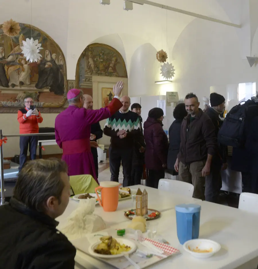 Il vescovo di Brescia alla mensa Menni il giorno di Natale