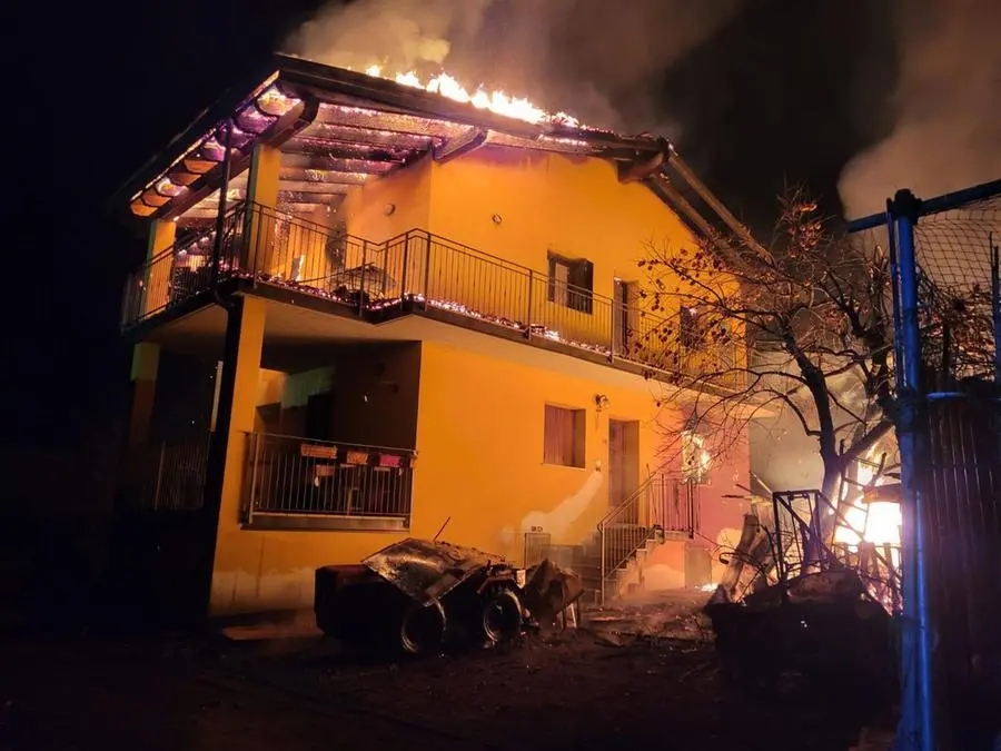 L'incendio nelle abitazioni di Esine, in località Sacca