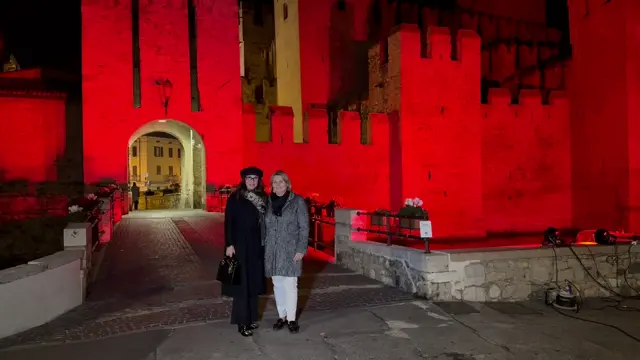 Il castello di Sirmione illuminato di rosso