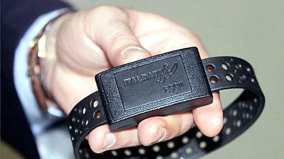 Un braccialetto elettronico - © www.giornaledibrescia.it