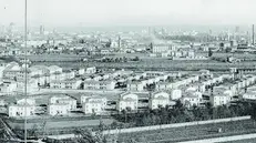 Una foto d'epoca mostra il quartiere Chiusure in via di costruzione: era il 1953 - © www.giornaledibrescia.it