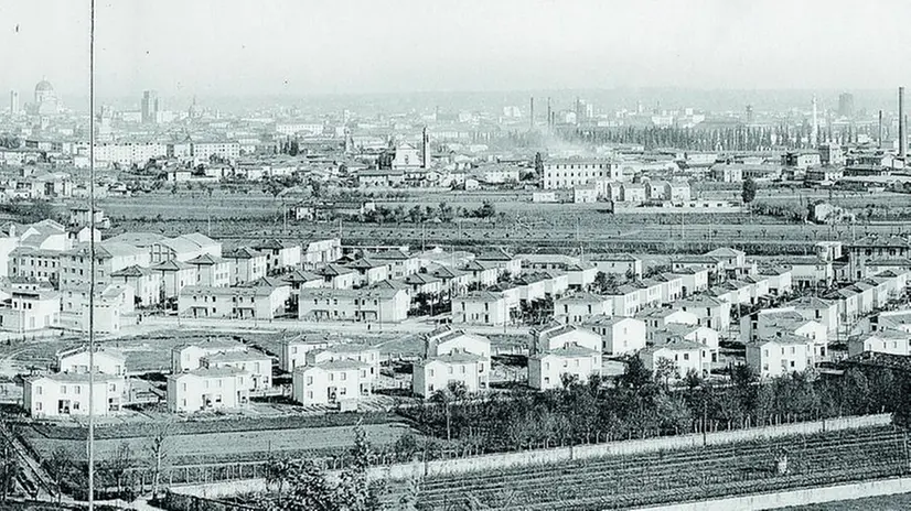 Una foto d'epoca mostra il quartiere Chiusure in via di costruzione: era il 1953 - © www.giornaledibrescia.it