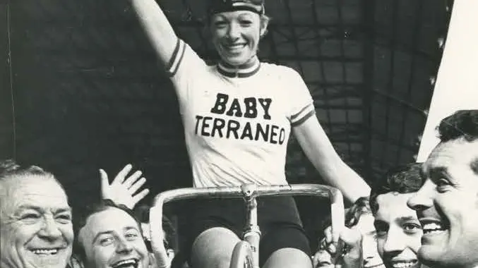 Mary Cressari sollevata dai tifosi dopo il record dell’ora nel 1972 a Città del Messico