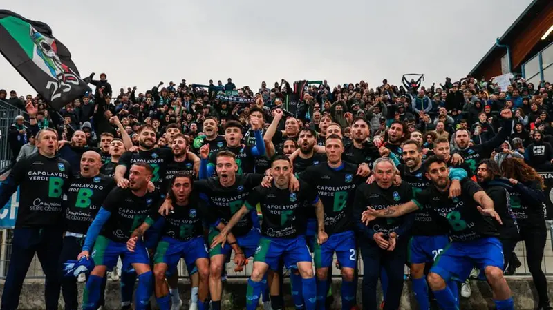 La FeralpiSalò festeggia la promozione in serie B