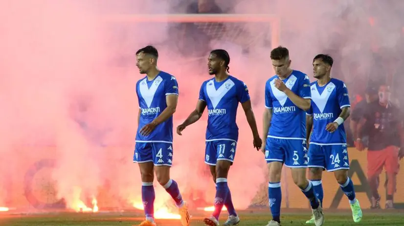 Fumogeni in campo e invasione di tifosi in campo al Rigamonti