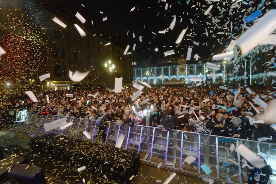 Piazza Loggia gremita di persone per la festa di Capodanno