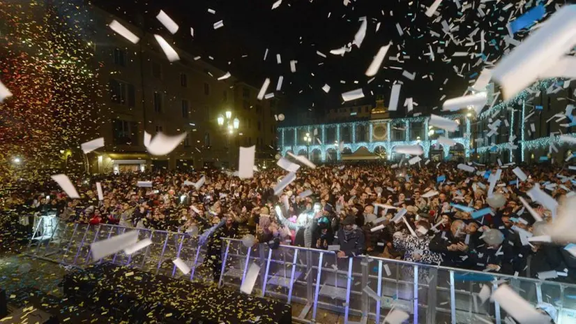 Piazza Loggia gremita di persone per la festa di Capodanno