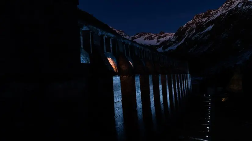 Le luci blu per ricordare il disastro della diga del Gleno