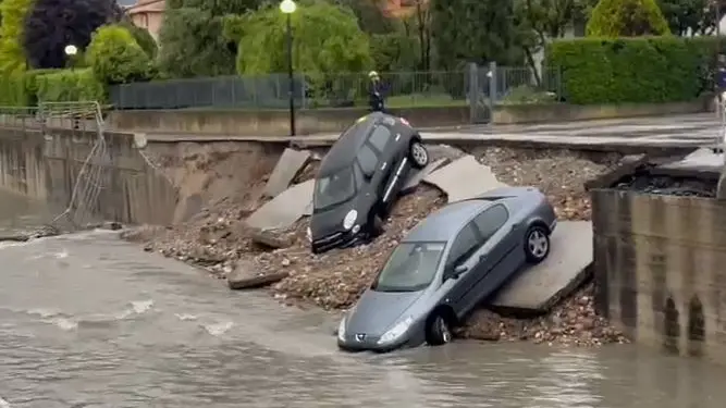 Rezzato, le auto finite nel Naviglio grande