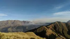 L'incendio visto dal monte Ario