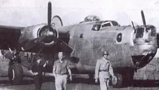Il quadrimotore B 24-J catturato dai tedeschi sulla base di Ghedi: si noti il soldato con il tipico elmetto tedesco - Foto tratta da www.492ndbombgroup.com