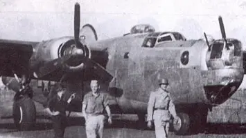 Il quadrimotore B 24-J catturato dai tedeschi sulla base di Ghedi: si noti il soldato con il tipico elmetto tedesco - Foto tratta da www.492ndbombgroup.com