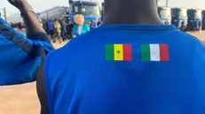 La bandiera senegalese e quella italiana sulla maglia della squadra - © www.giornaledibrescia.it
