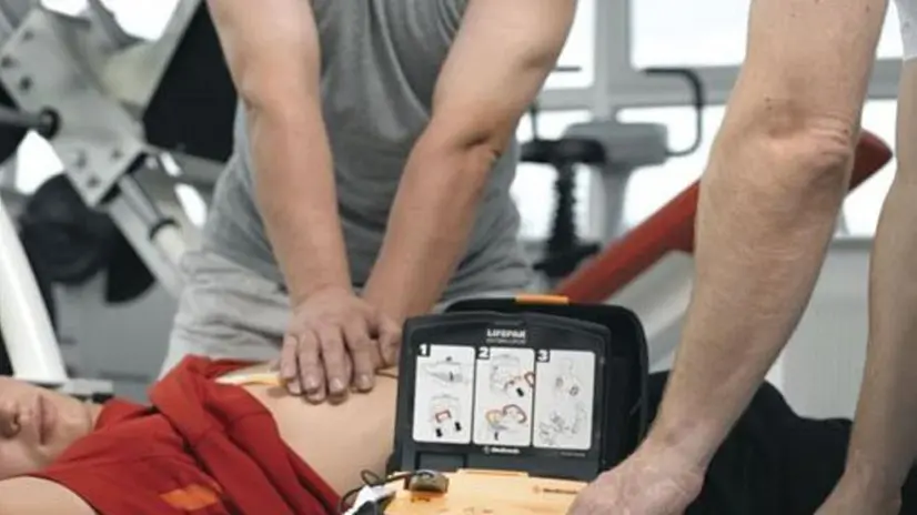 Un'esercitazione per l'utilizzo di un defibrillatore