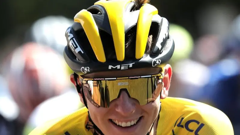 Tadej Pogacar in maglia gialla: a 25 anni ha già vinto due volte il Tour de France - © www.giornaledibrescia.it