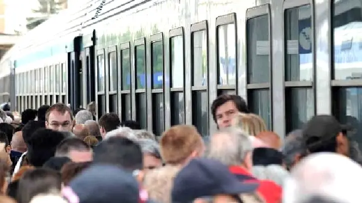 Una banchina affollata dai pendolari - © www.giornaledibrescia.it