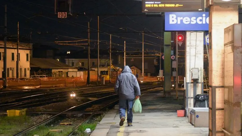 Una persona senzatetto in Stazione - © www.giornaledibrescia.it