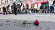 Una rosa in omaggio alle vittime di piazza della Loggia - Foto Ansa © www.giornaledibrescia.it