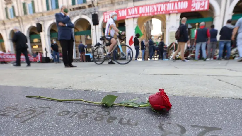Una rosa in omaggio alle vittime di piazza della Loggia - Foto Ansa © www.giornaledibrescia.it