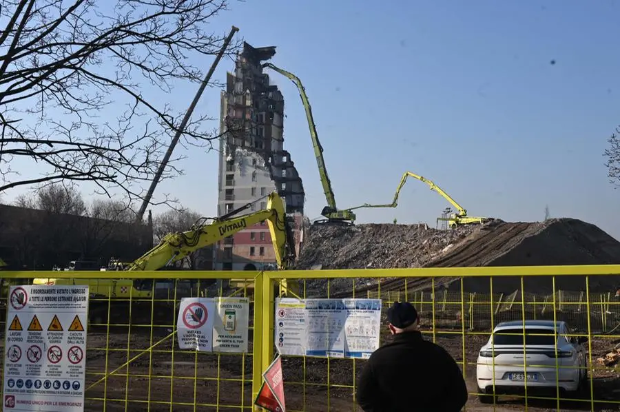 I lavori di demolizione della torre Tintoretto - Foto Gabriele Strada/Neg © www.giornaledibrescia.it