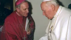 Il vescovo Foresti con papa Giovanni Paolo II a Brescia nel settembre 1998 - © www.giornaledibrescia.it