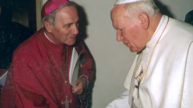Il vescovo Foresti con papa Giovanni Paolo II a Brescia nel settembre 1998 - © www.giornaledibrescia.it