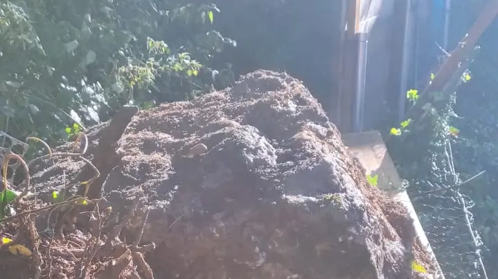 A Lumezzane la terra e i sassi che rischiano di franare sulle abitazioni