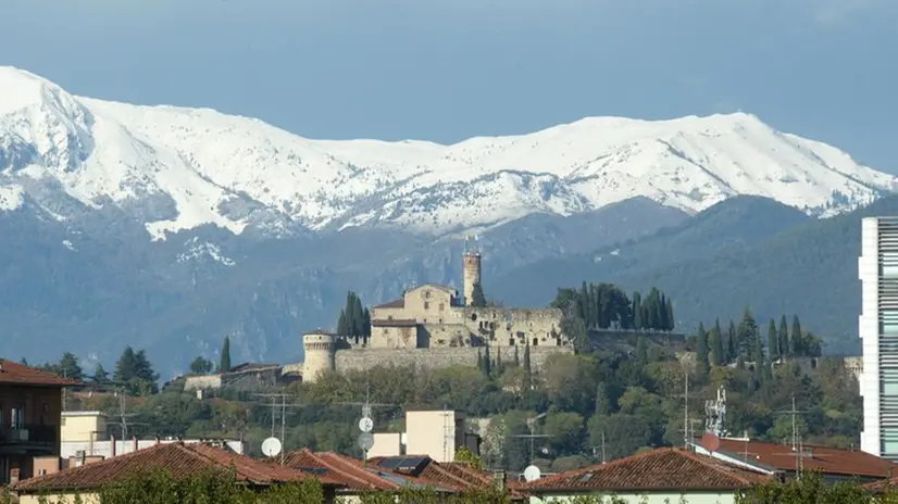 Il monte Guglielmo coperto di neve