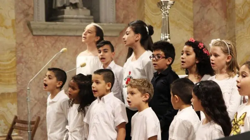 Bambini e bambini del conservatorio Magnificat di Gerusalemme - Foto Ansa © www.giornaledibrescia.it