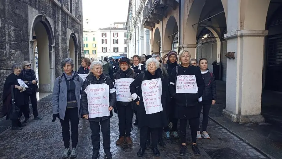 Centinaia di donne in cammino per la pace da Brescia a Ghedi