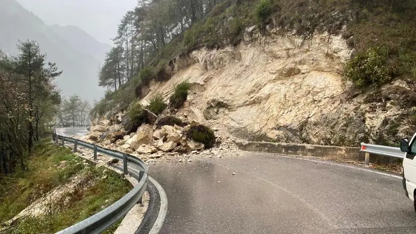 La frana sulla Sp 9 a Gargnano - Foto Provincia di Brescia