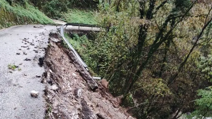 Ulteriore smottamento sulla strada tra Lavenone e Presegno - © www.giornaledibrescia.it