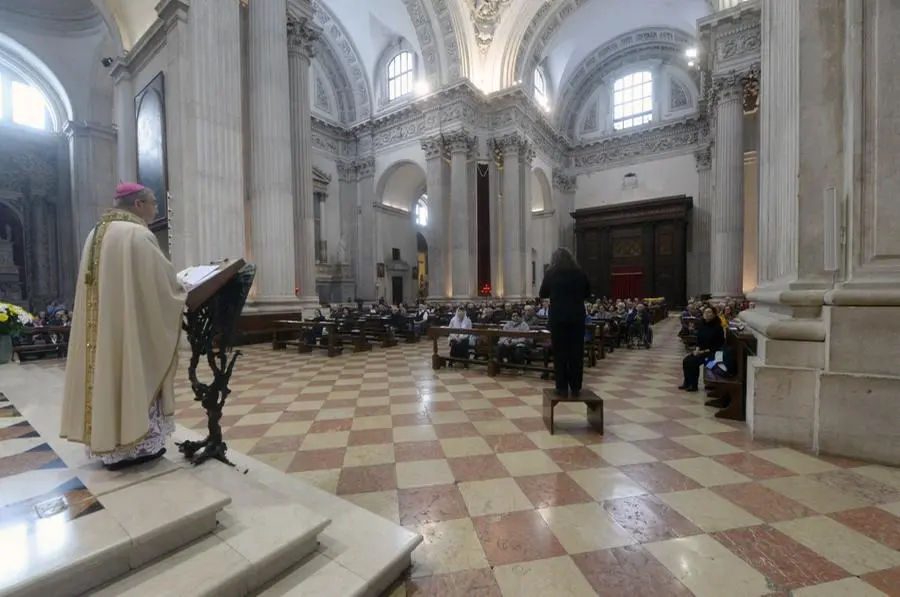 La messa con il vescovo Tremolada in Duomo