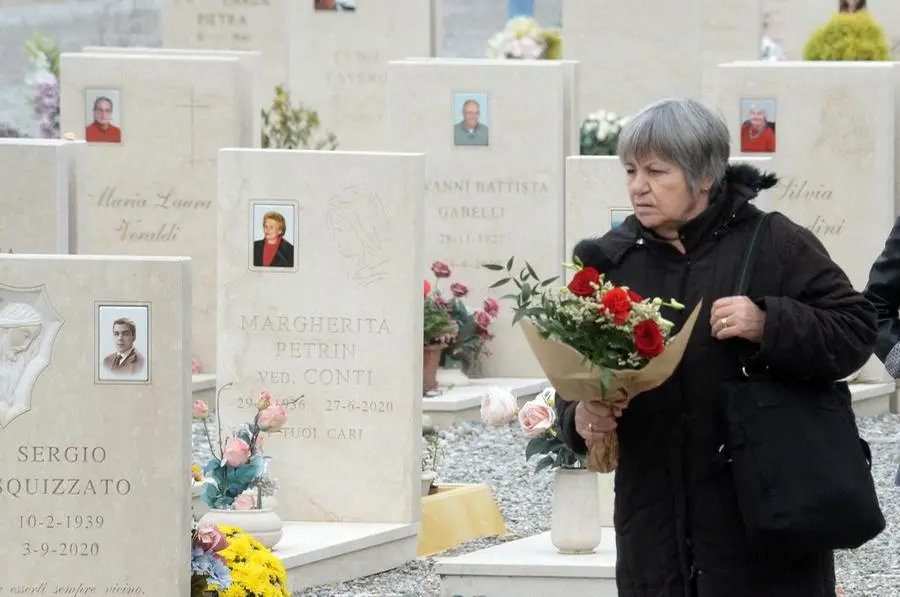 Una donna al cimitero Vantiniano - © www.giornaledibrescia.it