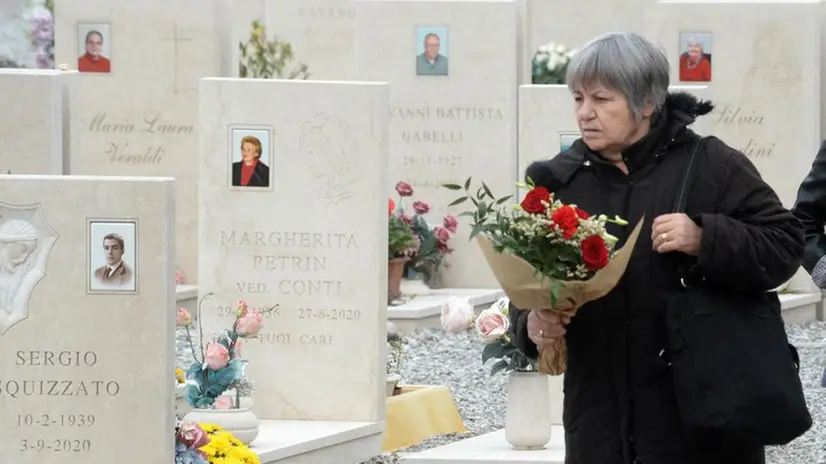 Una donna al cimitero Vantiniano - © www.giornaledibrescia.it