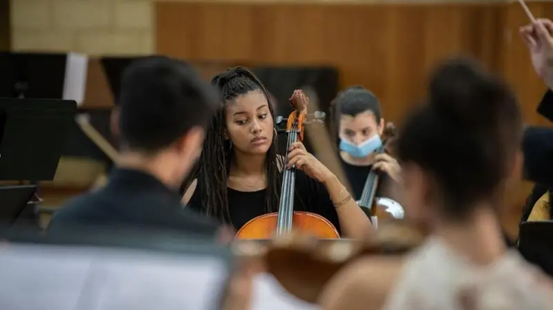 Una ragazza violoncellista del conservatorio di Gerusalemme - Foto Ansa © www.giornaledibrescia.it