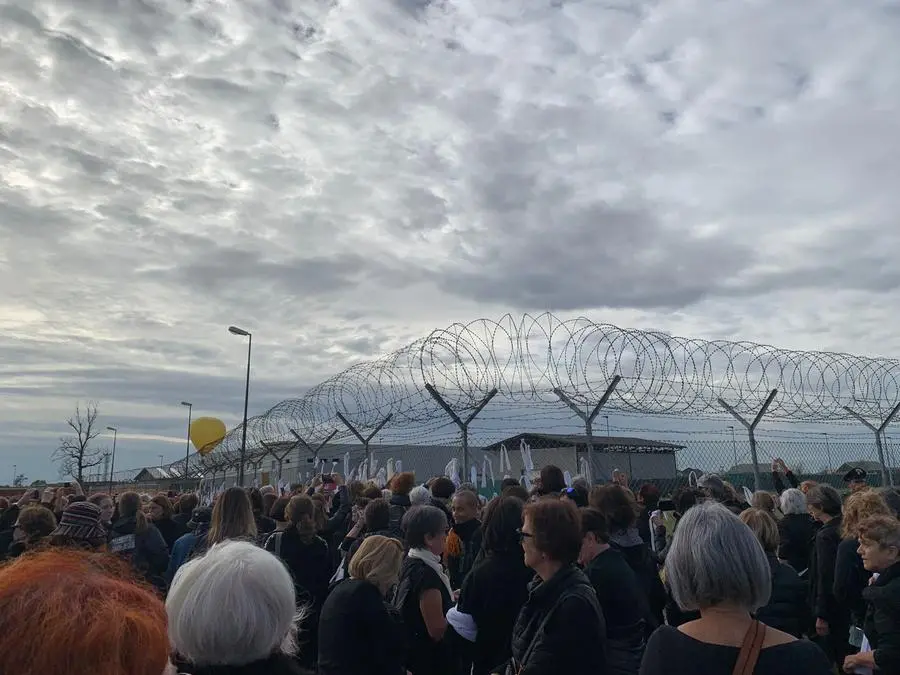 Centinaia di donne in cammino per la pace da Brescia a Ghedi